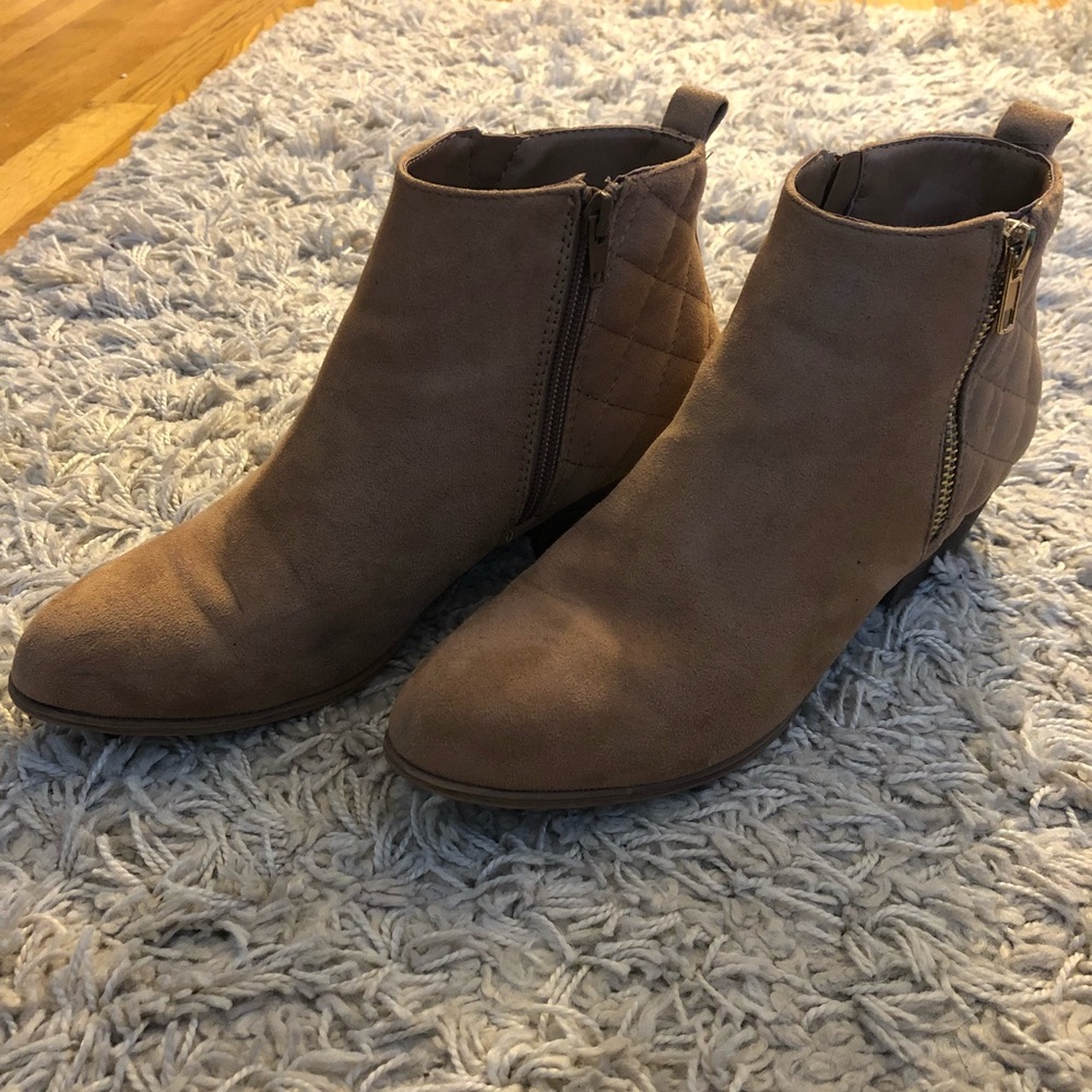 Tan booties. Size 7.5 women’s. Good condition.